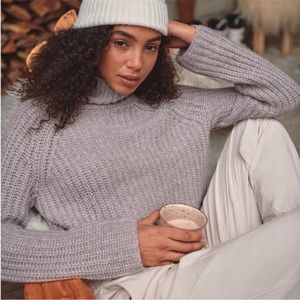 Abercrombie & Fitch cropped turtleneck sweater small